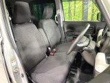 運転席まわりには十分なスペースがあり、大柄な方でもゆったり運転していただける環境です。