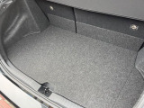 積み下ろしのしやすいデッキにはたっぷりと荷物を積み込んでいただけます。遊びから仕事まで、様々なシーンで頼れます♪