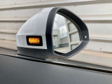 後方の死角を並走する車両を検知し、ドアミラーの内側のLEDが点灯。ドライバーに注意を促し事故を未然に防ぐシステムです。