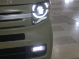 ハロゲンより明るくより遠くまでさらなる安心感のあるLEDヘッドライトとLEDフォグを採用。点灯忘れも防止できるオートライトコントロール機構付きで安心です。