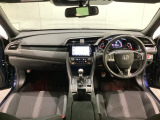 車内は光触媒抗菌消臭施工済です。スタイリッシュなデザインでスポーティなインパネ周りを演出します。グローブボックスやカップホルダーのほかにトレーなどたくさんの収納スペースが付いています。