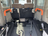 手摺りです。車いす使用者が立ち上がる際等に使用します。