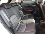 前席が最適な運転ポジションを取るために足元が広くとっており、後部座席の足元もゆったりと座ることができます。長時間でもストレス軽減になるよう、かかとを引くことができるように設計されています!
