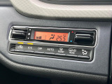 【オートエアコン】一度お好みの温度に設定すれば、車内の温度を検知し風量や温度を自動で調整。暑い…寒い…と何度もスイッチ操作をする必要はありません。快適な車内空間には必須の機能ですね♪