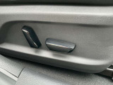 電動シートなのでレバー上下に上げ下げしていただくとシートの高さ調整ができます。