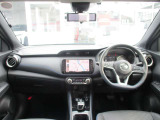 開放的で周囲が広く見渡せる運転席は車両の感覚がつかみやすくて安心安全です♪雨の日も視界良好、油膜や汚れの付着を防止するウィンドウ撥水の施工も承ります♪フロントガラスだけでなく、全ガラスに施工可能です☆