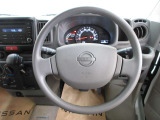 運転が楽しくなる明るく開放的な運転席まわりです。