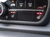 運転席&助手席にはシートヒーターが付いてます。寒い冬でもスイッチONで座面をあたたかくして、ドライブをさらに快適にしてくれます。シフトまわりにあるスイッチでHIとLOの2段階に温度設定が可能です。