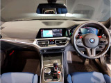 BMWの運転席はドライバーオリエンテッドという構造を採用。ドライバー目線の操作がしやすい設計になっており、ドライブ中にも目線の移動が少なく運転中にも簡単に操作ができます。