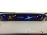 デジタル表示のスピードメーターとタコメーターを大きく配した見やすいメーター部になっています。左側のインフォメーション画面でオドメーターや燃費などの情報を確認できます。