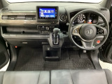 車内は光触媒抗菌消臭施工済です。インパネ周りはスタイリッシュなデザインで機能や装備も充実しています。グローブボックスやカップホルダーのほかにトレーなどたくさんの収納スペースが付いています。
