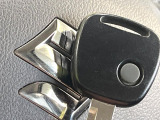 【キーレス】少し離れた場所からでもボタン一つでドアの開錠・施錠ができるのでとっても便利!ドアの鍵穴周りに傷をつけることもありません♪