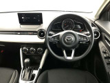 【運転席インテリアデザイン】左右対称のインテリアデザインでドライバーを包み込み運転に集中できるように設計されています。