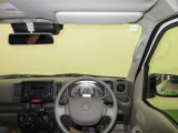 ドライバー目線で、使いやすく安全操作性と良好な視界を実現した運転席です。