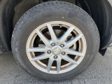Aftermarketアルミ。タイヤサイズは205/65R16、現在は夏タイヤ装着で残り溝は約5ミリです