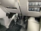 駐車ブレーキは手動式です