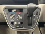 エアコンの操作パネルとシフトレバーをインパネに集約して、足元が広く使えるようになっています!扱いやすいマニュアルエアコン!