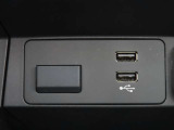 USBポートが二口ございますので、運転席と助手席それぞれのスマホや電子小物を充電可能です。