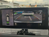 アラウンドビューモニター(全周囲カメラ)搭載!前席の液晶モニターに自車両を情報から撮影したような映像を表示♪車両周囲の状況を把握できるようにし、スムーズな駐車が可能になります♪