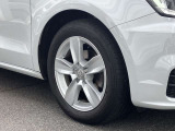 15インチ純正アルミホイール装備 全車両に標準装備の純正アルミホイールは、純正ならではのバランスの良いデザインと、走行安定性をお楽しみ頂けます。