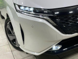 【LEDヘッドライト】悪天候や夜間走行時も良好な視界を確保し安心して運転できる高輝度LEDヘッドライトを装備!点灯速度が早く、消費電力も抑えられています。