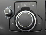 指先の感覚だけで直感的な操作が可能な、コマンダーコントロールです。ナビや各種設定を視線を下げずに操作可能です。