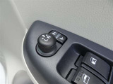 駐車時や狭い道でのすれ違い時に気を使うミラー。電動格納式ドアミラーはそんな時に便利です。