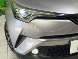 【LEDヘッドライト】悪天候や夜間走行時も良好な視界を確保し安心して運転できる高輝度LEDヘッドライトを装備!点灯速度が早く、消費電力も抑えられています。