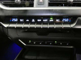 左右独立温度コントロールフルオートエアコンです。運転席、助手席それぞれで独立して温度設定ができます。冷え性の方が乗っても安心ですね♪