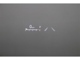 ヘッドアップディスプレイ(HUD)です。運転に必要な情報をフロントガラスの視野内に投影することで視線を外さず確認できます。視線移動や焦点調節が少なくて済むので安全性の向上に貢献します。