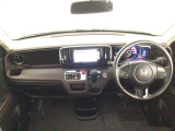 【前方視界】開放的な前方視界!運転がしやすく疲れにくいです♪窓が大きく、見通しがとっても良いおクルマですよ♪
