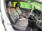運転席まわりには十分なスペースがあり、大柄な方でもゆったり運転していただける環境です。