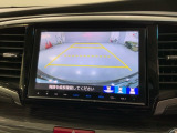 リバースギアに入れるだけで後方の表示へ切り替わります。夜間や雨の日の駐車も楽になりますよ。