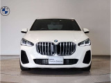 【BMWの伝統】BMWの特徴的な“キドニーグリル”は、80年以上続く伝統の形でございます。変わらないこだわりのデザインが、プレミアムブランド“BMW”を創り出します。