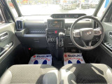 エクステリアと調和する、インテリアの上質な輝き。シンプルで使いやすい運転席周り。足元広々としています。