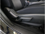 ■運転席パワーシートがついております。リフター、前チルト、前後スライド、リクライニングの調整を自動化します。貴方だけの特別なドライビングポジションで快適に運転頂けます。