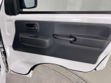 運転席・助手席の窓の開閉に便利なパワーウインドウ付きです!
