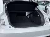 開口部が低く設定されているので、荷物の積み下ろしがスムーズに行えます。更に分割可倒式リアシートの採用でシートのバックレストを倒すと、大きく長い荷物も積み込めます。