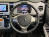 インテリアに合わせたデザインのステアリングは、運転される方のことも考え、運転しやすい形状、大きさです。是非一度、実際に触ってお確かめください。