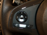 【ステアリングリモコン】ステアリングにオーディオ調節可能なスイッチが装備されていますので運転中でも視線をそらさずにオーディオの調節が可能です!