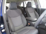 運転席側からの前席ビューです。内装色はブラック系ですので汚れも目立ちにくいです♪