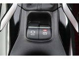 【電動パーキングブレーキ】オートモードのときは、シフトレバーの操作に応じてパーキングブレーキが自動で作動♪