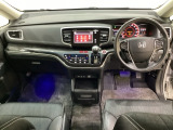 車内は光触媒抗菌消臭施工済です。インパネ周りはスタイリッシュなデザインで機能や装備も充実しています。グローブボックスやカップホルダーのほかにトレーなどたくさんの収納スペースが付いています。