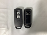 スマートキーを装備しています。鍵を差し込むことなくドアロックの開け閉めと、スタートボタン操作でのエンジンスタートができます。スペアキーも同じものを用意しております。