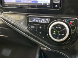 【オートエアコン】一度お好みの温度に設定すれば、車内の温度を検知し風量や温度を自動で調整。暑い…寒い…と何度もスイッチ操作をする必要はありません。快適な車内空間には必須の機能ですね♪