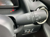 走行中の車が周囲の明るさを検知して、自動的にヘッドライトを点灯/消灯してくれます。
