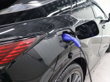 充電方法はAC200V/16Aの普通充電(専用の配線工事が必要)に加え、家庭の配線をそのまま利用しての充電が可能なようにAC100V/6Aの普通充電にも対応しています。