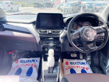 エクステリアと調和する、インテリアの上質な輝き。シンプルで使いやすい運転席周り。足元広々としています。