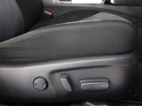 パワーシート搭載。微妙な調整が手軽にでき、ピッタリのポジションで運転することが可能です。
