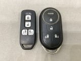 スマートキー付きですからドアロックの開閉およびエンジンスタートが楽々です。電動スライドドアの開け閉めもボタンで操作できます。加えて、純正リモコンエンジンスターター用の操作キーもついています。